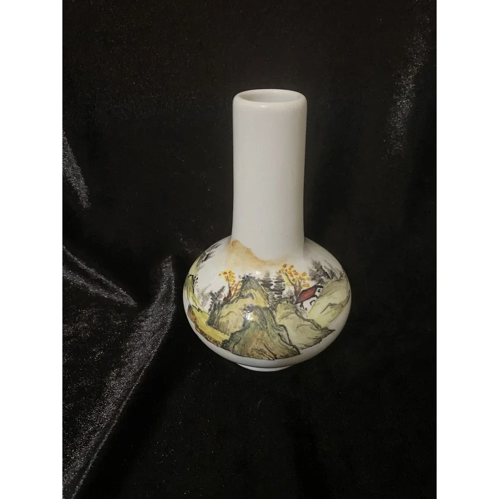 Japanese Style Vintage Vase made in Taiwan R.O.C.‎ 5.5 inches tall 3.5 wide